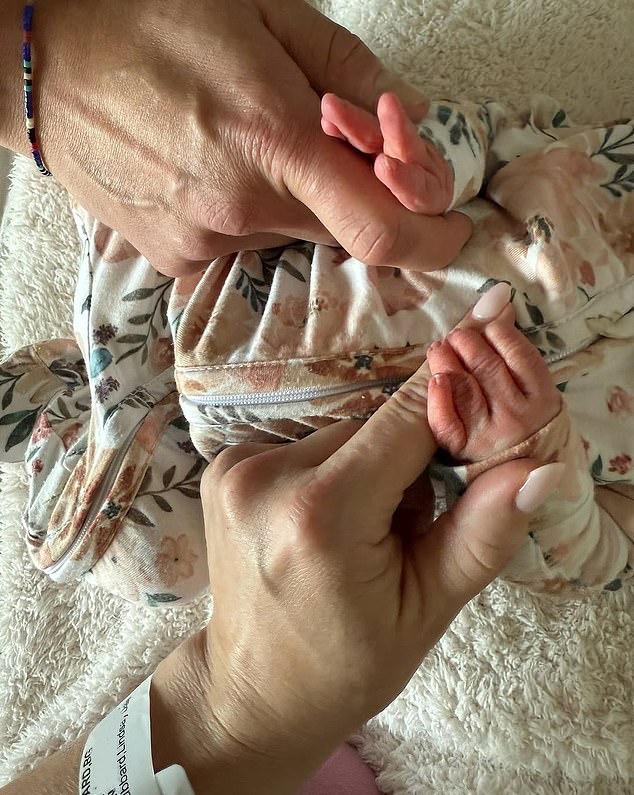В начале декабря у них родилась новорожденная дочь Джемма.
