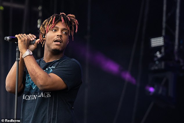 На этой неделе Juice WRLD выпустил посмертный альбом под названием The Party Never Ends, и у его поклонников есть мысли по этому поводу. Видно здесь 6 июля 2019 г.