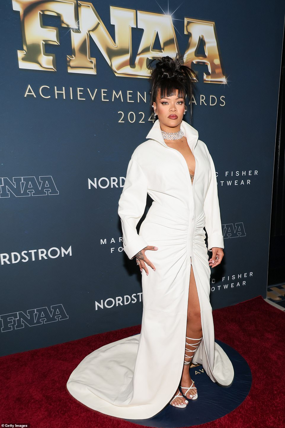 Рианна затмила всех по прибытии на звездную церемонию вручения наград Footwear News Achievement Awards 2024 в Нью-Йорке в среду вечером.