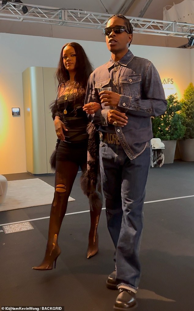 Рианна и ее партнер A$AP Rocky привлекли внимание, когда они прибыли на выставку Design Miami в Южной Флориде в воскресенье.
