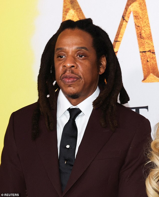 Jay-Z сталкивается с новыми призывами подтвердить отцовство своего «внебрачного сына» в качестве еще одного юридического удара по рэперу, которого ранее на этой неделе обвиняли в сексуальном насилии над девочкой-подростком.