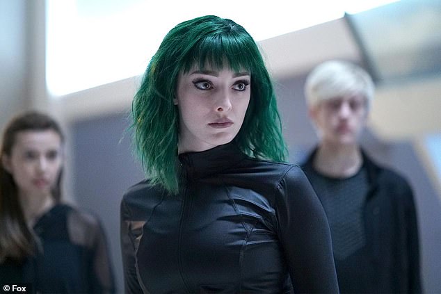Дюмон также известен своей ролью в сериале FOX «Одаренные», который транслировался в течение двух сезонов с 2017 по 2019 год и рассказывал о семье, чьи дети развивают способности мутанта (на кадре).