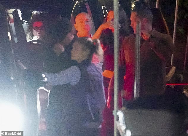 Ранее в канун Нового года Санчес была замечена греющейся на солнце на яхте Джеффа стоимостью 500 миллионов долларов со своим бывшим Тони Гонсалесом.