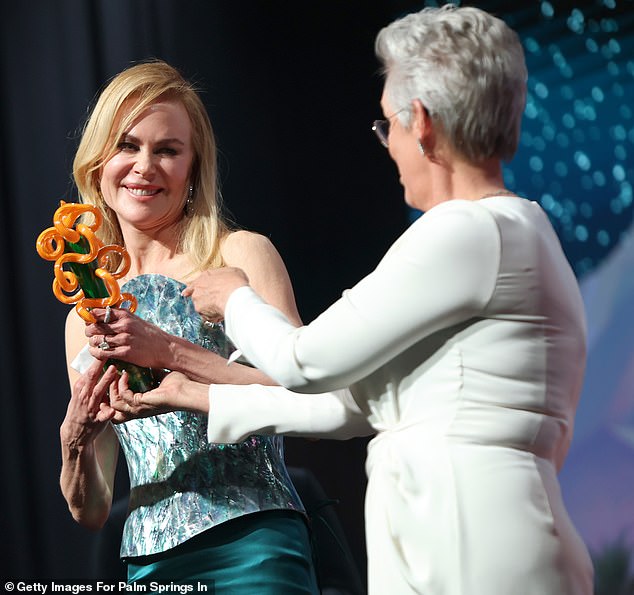 57-летняя актриса произнесла эмоциональную речь, принимая награду International Star Award от Джейми Ли Кертис.