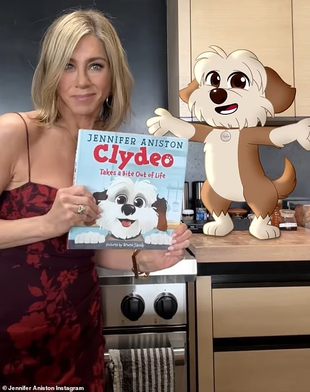 Энистон выпустила книгу «Клайдео откусывает от жизни»