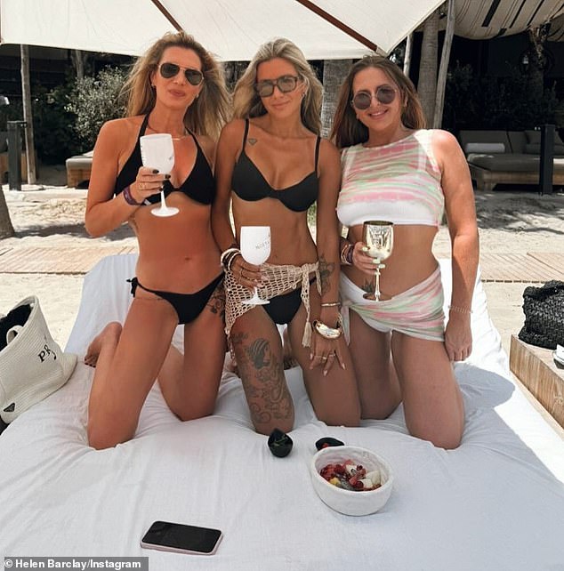 Хелен (в центре) позирует с двумя друзьями для недатированной фотографии в Instagram во время пляжного отдыха за границей.