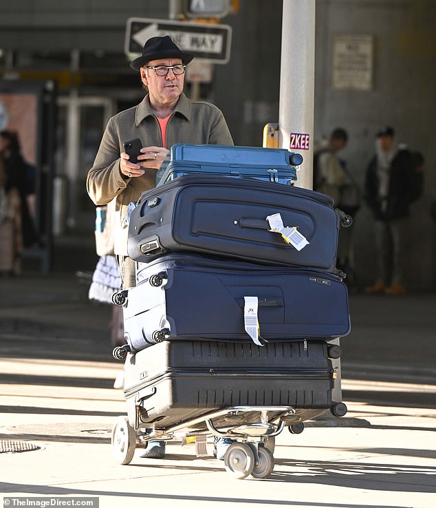 Он вез три багажа и один чемодан ручной клади и направлялся на улицу, чтобы дождаться своей поездки.