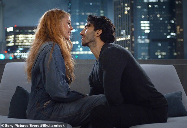 Джастин (на снимке в фильме с Блейком) заявил в своем иске, что певец заставил его почувствовать, что ему «нужно подчиниться указанию Блейка по сценарию» после того, как она появилась на встрече.