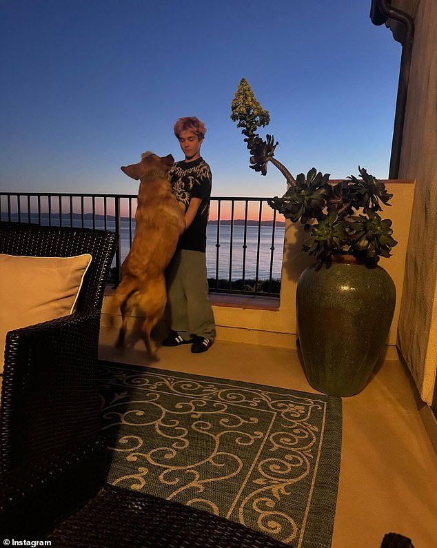В воскресенье актриса зашла в Instagram, чтобы поделиться фотографиями поездки, которую она совершила со своим 13-летним сыном Артуром Сент-Блейком, и написала задумчивую подпись.