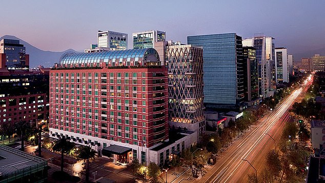 Она остановилась в пятизвездочном отеле Ritz-Carlton в Сантьяго, Чили (на фото, общий вид) после того, как прилетела в Южную Америку, чтобы снять рекламу.