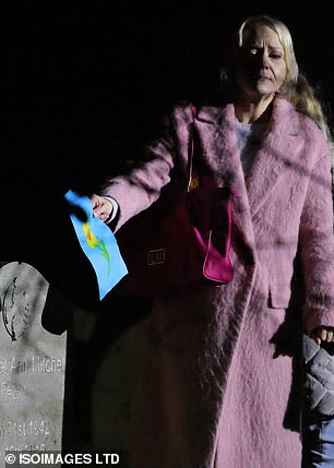 Линда выглядит обеспокоенной, стоя у могилы Пегги.
