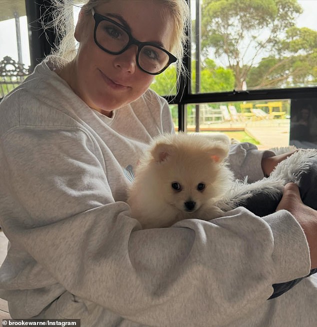 В четверг 27-летняя начинающая влиятельная личность поделилась галереей драгоценных фотографий в Instagram, показав, что она приветствовала в своем доме нового члена семьи, очаровательного нового щенка.