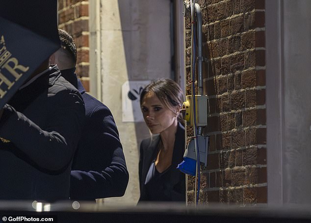 Звезда-приятели с именинкой девушкой, моделью-ореанисткой Розмари, и они даже сотрудничали в модных проектах перед проектами