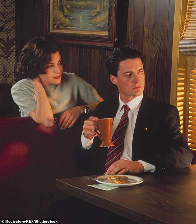 Twin Peaks разработал культ, последовавший за его пробежкой на ABC, который впоследствии привел к художественному фильму «Приквел» 1992 года Twin Peaks: Fire Walk. В 2017 году Франшиза Линча вернулась с Twin Peaks: возвращение. - на фото Шерилинн Фенн в шоу