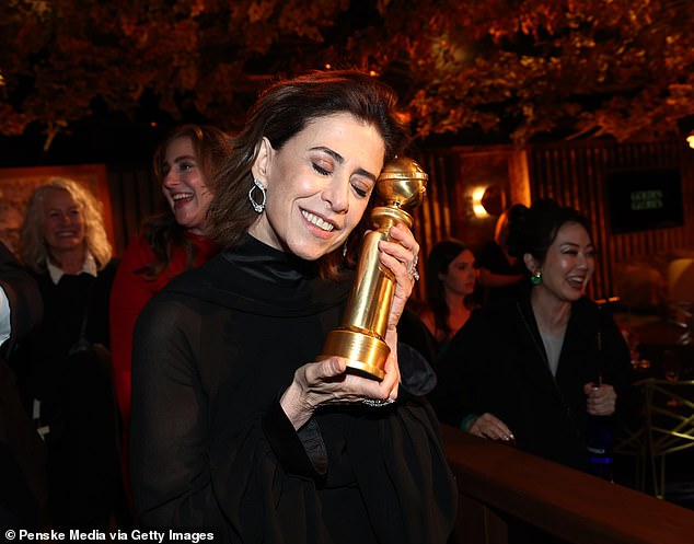 Она была неожиданным победителем Golden Globe, и теперь она только вторая бразильца, номинированная на лучшую ведущую актрису на Оскаре. После того, как ее мать была номинирована на ту же награду на центральную станцию ​​1998 года, которая была направлена ​​тем же режиссером