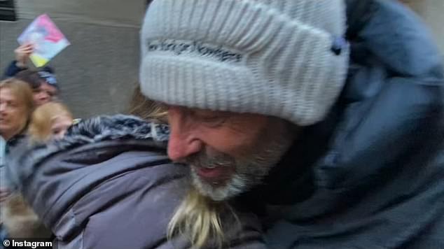 В видео актер, который носил бурную бороду соли и перца, встретился с Даннилинном и другими поклонниками за пределами театра и обнял с ней