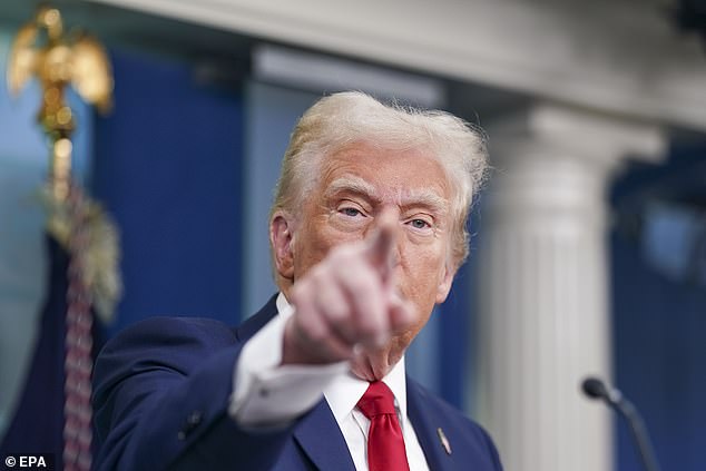 Президент США Дональд Трамп проводит пресс-конференцию, созванную в связи со смертельным столкновением пассажирского самолета и американского военного вертолета, в Белом доме в Вашингтоне, округ Колумбия, США, 30 января.