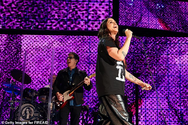Мориссетт была одета в футболку с надписью 
