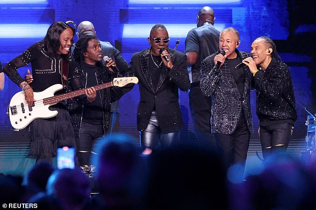 Группа Earth, Wind and Fire потрясла толпу своей музыкой