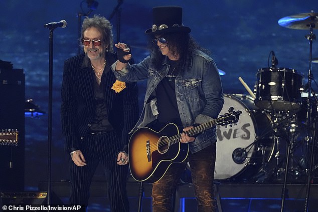 Слэш также исполнил новую песню с Крисом Робинсоном из The Black Crowes
