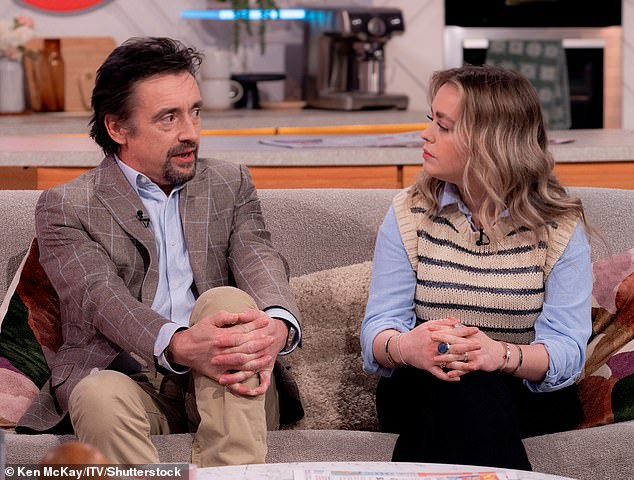 Создательница контента призналась, что, несмотря на то, что ее отец редко бывал рядом с ней в детстве, некоторые из ее лучших воспоминаний связаны с ним (на фото вместе в апреле).