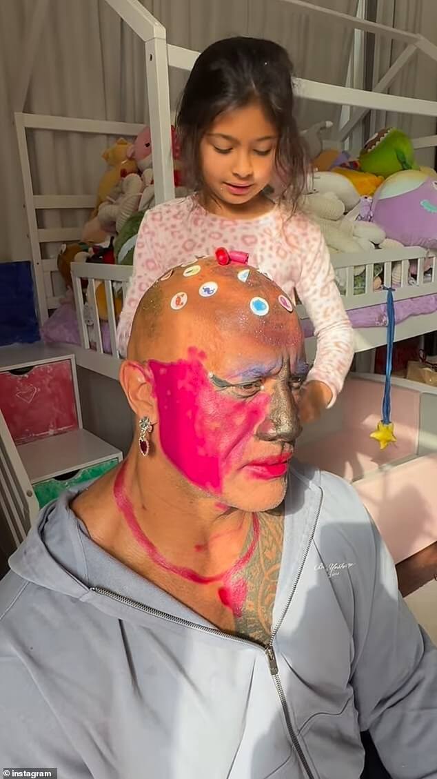 Дуэйн «Скала» Джонсон определенно претендует на звание отца года после того, как позволил двум маленьким дочерям преобразить его.