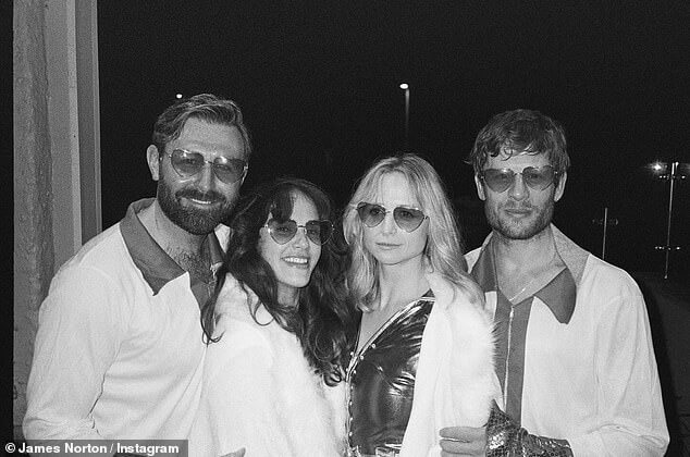 Джеймс Нортон (справа) веселился со своими коллегами по фильму «Играть хорошо» Джеймсом МакАрдлом, Джессикой Браун-Финдли и Ниамом Алгаром (слева) на вечеринке ABBA.
