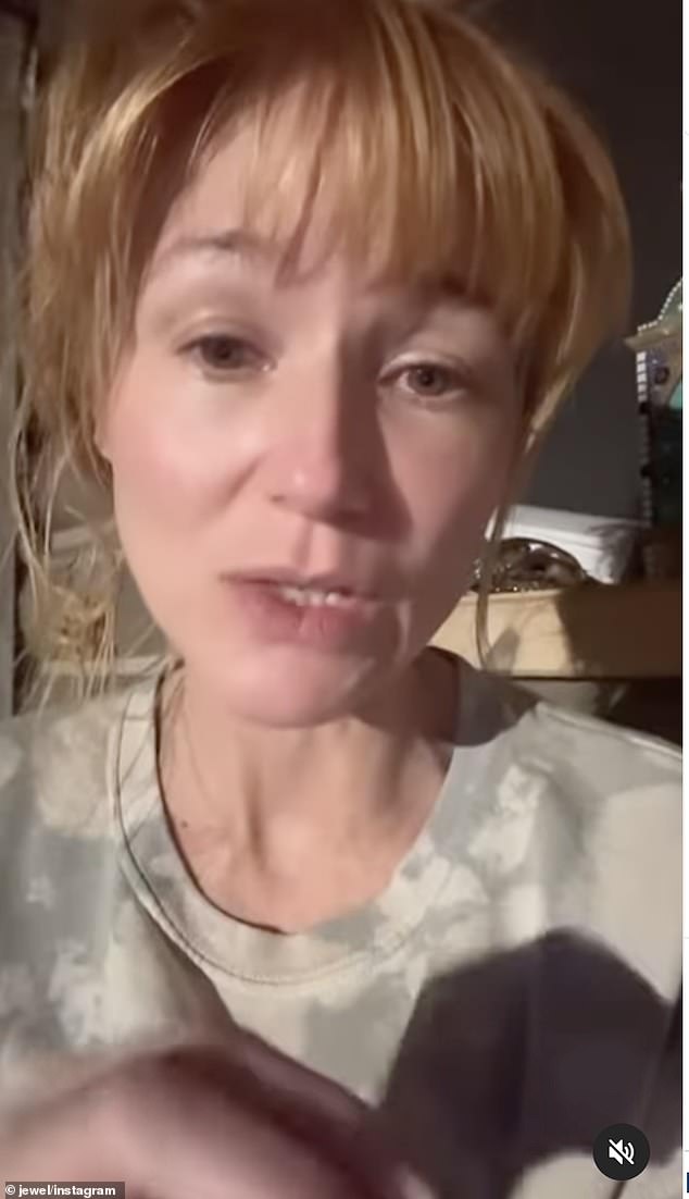 50-летняя певица сказала, что решила выступить, чтобы помочь «формировать политику» в отношении психического здоровья.