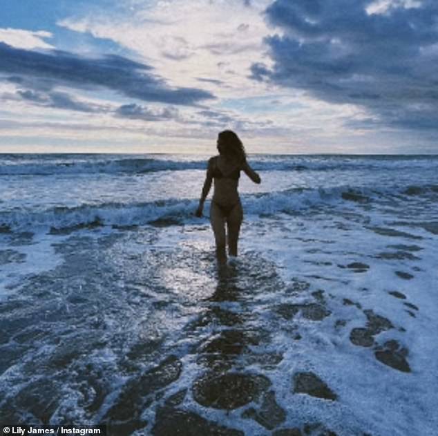 Лили Джеймс продемонстрировала свою потрясающую фигуру в бикини в Instagram в понедельник, поделившись своим праздничным альбомом из неизвестного места.