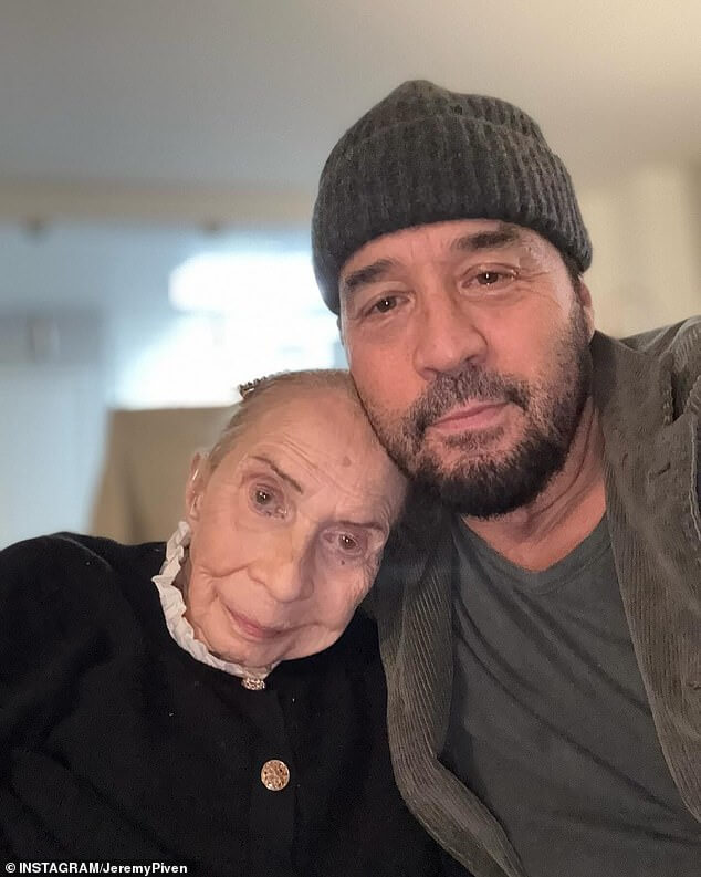 Мама Джереми Пивена, Джойс, умерла в возрасте 94 лет. 59-летний актер поделился в Instagram своей кончиной и почтил память учителя актерского мастерства трогательной подписью.