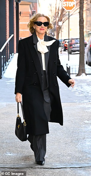Наоми согрелась в холодном климате с помощью элегантного черного двубортного пиджака.