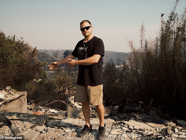 Выпускники The Hills, поженившиеся в 2008 году, были вынуждены покинуть свою резиденцию в Pacific Palisades, поскольку ад унес по меньшей мере 16 жизней и вызвал более 100 000 эвакуаций.
