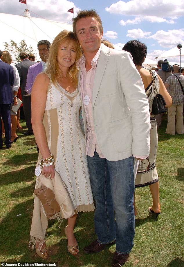 Откровенное признание было сделано менее чем через две недели после того, как он подтвердил, что расстался со своей женой Минди и с августа жил в сарае возле их дома (на фото 2006 года).