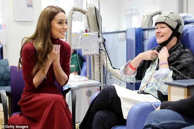 Принцессу Уэльскую в лондонской больнице Royal Marsden приветствовали как пациенты, так и те сотрудники, которые успешно лечили Кэтрин от рака. На фото: разговор с Кэтрин Филд.