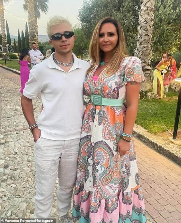 Сын Уэйна Бриджа Джейден выглядел так же, как его знаменитый отец на фотографиях, сделанных летом с его матерью Ванессой Перронсель.