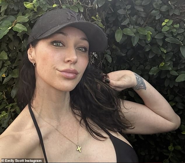 В среду в Instagram диджей сменила свои культовые светлые локоны на смелый образ с волосами цвета воронова крыла.