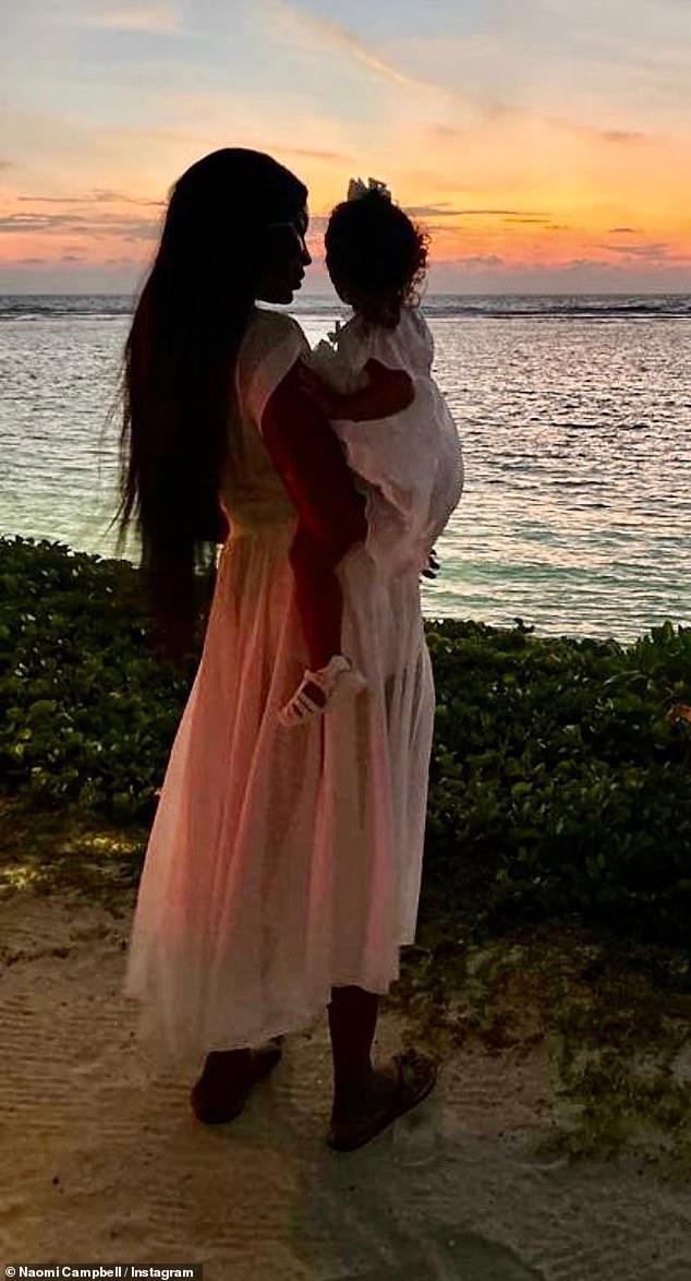 Супермодель потрясла мир, объявив о неожиданном рождении дочери, а затем сына в 2023 году, имена которых королева подиума не разглашает.