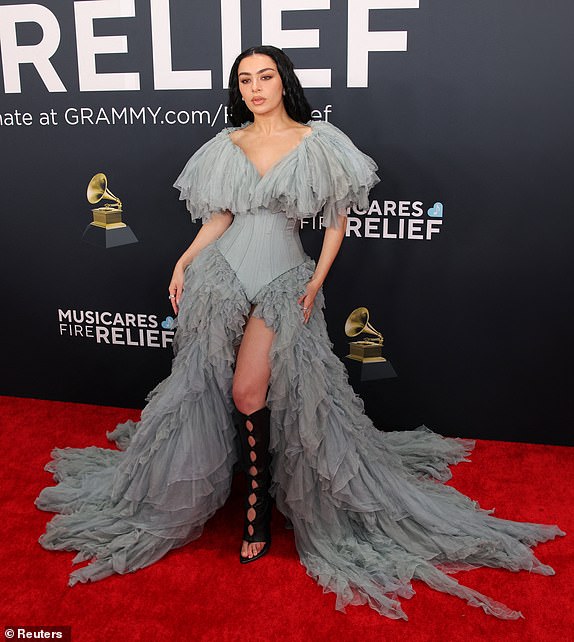 Charli XCX позирует на красной дорожке во время 67-й ежегодной церемонии вручения премии 