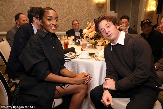 (L-R) Айо Эдебири и Джереми Аллен Уайт из сериала 