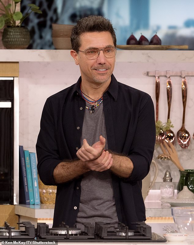 Два эпизода Gino's Italy : Secrets of the South должны были быть показаны на ITVBe между 18:00 и 19:00 в воскресенье, но будут заменены эпизодом Abbey Clancy : Celebrity Homes.