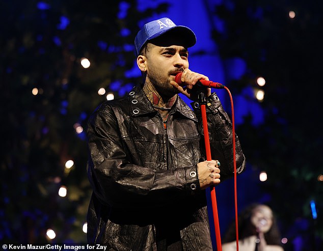 Его бывший товарищ по группе One Direction, Луи Томлинсон, заметно поддержал Зайна, посетив его концерт в Лос-Анджелесе в прошлом месяце, в январе; его видели в январе в Вашингтоне, округ Колумбия.