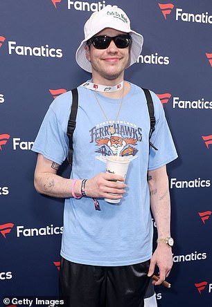 Во время посещения вечеринки Fanatics Майкла Рубина в Новом Орлеане в преддверии Super Bowl LIX 31-летний комик надел рубашку с короткими рукавами, чтобы продемонстрировать результаты удаления татуировок.