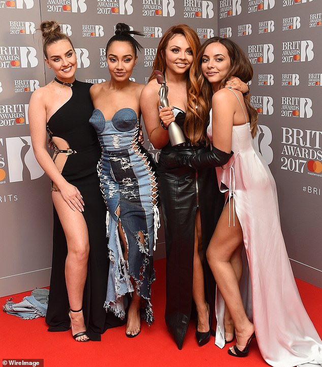 Изначально Little Mix состояли из четырех человек, пока Джесси Нельсон не покинула группу в 2020 году. Они были сформированы на хитовом шоу ITV The X Factor в 2011 году и после победы стали третьей самой продаваемой девичьей группой всех времен; на фото 2017 год.