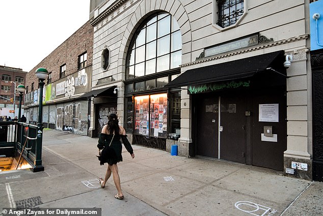 Bowery Ballroom, расположенный в нижнем Ист-Сайде Манхэттена, вмещает 575 человек.