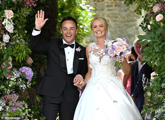 Ведущий шоу I'm A Celeb женился на Анне-Мари в 2021 году (на фото) и недавно был замечен на Барбадосе.