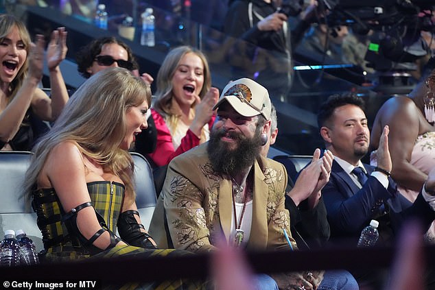 Дрю сидела рядом со Свифт и Постом Мэлоуном на церемонии MTV VMAs 2024 года.