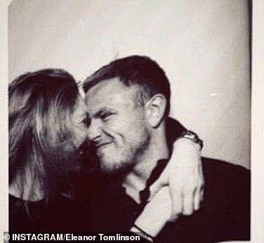Звезда связала себя узами брака со своим регбистом на сказочной свадьбе в поместье Эвридж на холмах Котсуолдса в 2022 году.