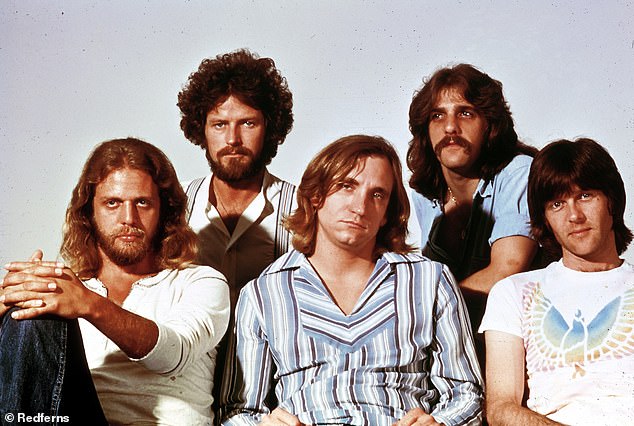 Образовавшись в Лос-Анджелесе в 1972 году, The Eagles переопределили рок Западного побережья. Они продали 120 миллионов альбомов и стали саундтреком для поколения бэби-бумеров благодаря таким хитам, как Take It Easy, One Of These Nights и Hotel California - на фото Фелдер, Дон Хенли, Джо Уолш, Гленн Фрей и Рэнди Майснер в 1976 году.