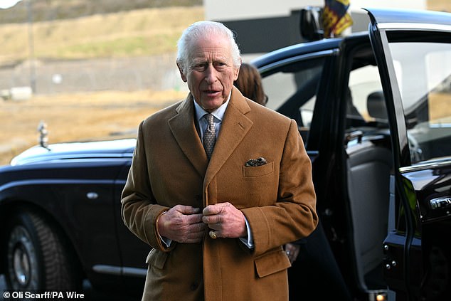Картонные коробки из-под молока из королевского поместья Сандрингем превращаются в модные наряды. На фото: Король на заводе по производству оснований для морских турбин в Мидлсборо