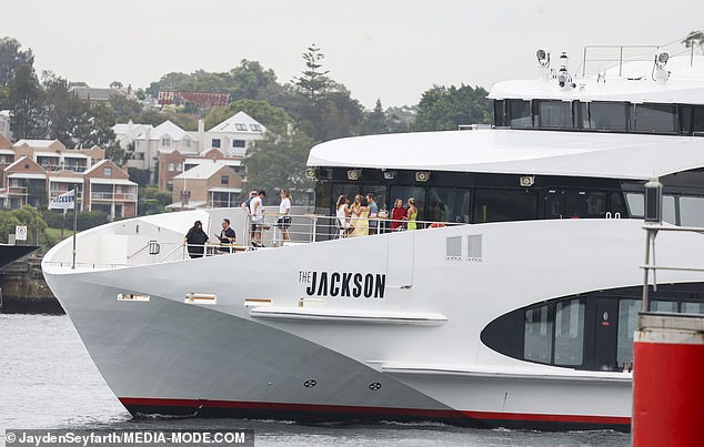 Нэт провела вечер на суперяхте The Jackson, которая предлагает гостям 
